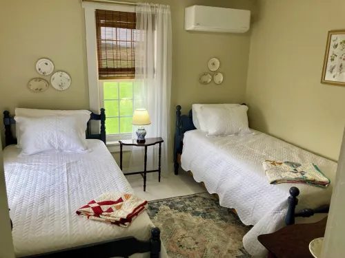 Cozy Vintage farmhouse in walking distance to Faylor Lake disc golf park.