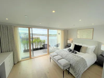 Luxury Waterfront Townhouse Отели рядом с достопримечательностью «Prosper House Camping»