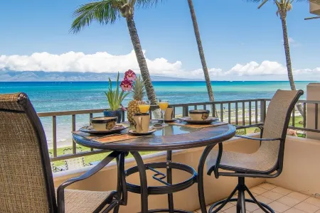 SPECTACULAR OCEANFRONT VIEWS, BEAUTIFUL STUDIO!