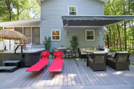 Walk to Lake & Pool! Hot Tub, Air Hockey, Pool Table, Boat Rental, BBQ, Fire Pit