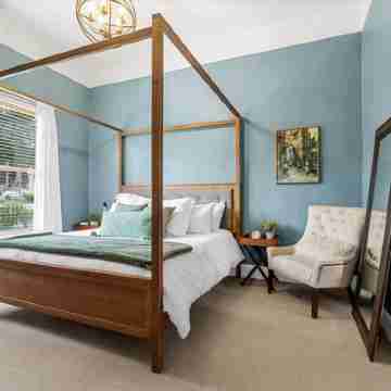 1884 Modernized Home: Fire Pit, Tesla Tech, Near Downtown Rooms