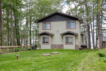 Grindstone Lake-Hayward 4-bedroom lakefront cabin. Wi-Fi, AC and superb fishing!