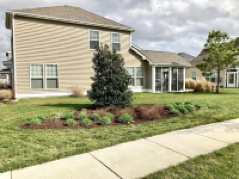 House sleeps 10, steps to pool, indoor/outdoor living, shuttle to Bethany Beach ミルビルのホテル