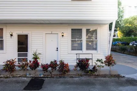 The Downtown Hibiscus House Отели в г. Уэст-Палм-Бич