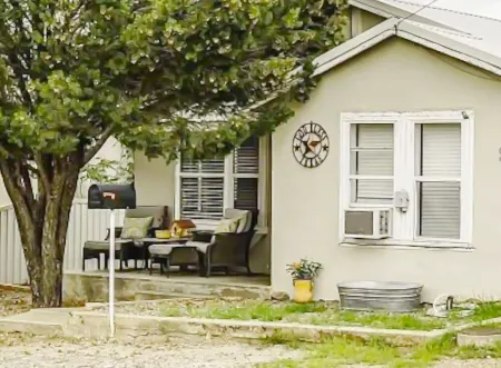 1 Hour to Big Bend National Park and 30 Minutes to Marfa