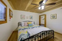 Cozy Cabin in the Heart of Beaver's Bend State Park Hotels in Broken Bow