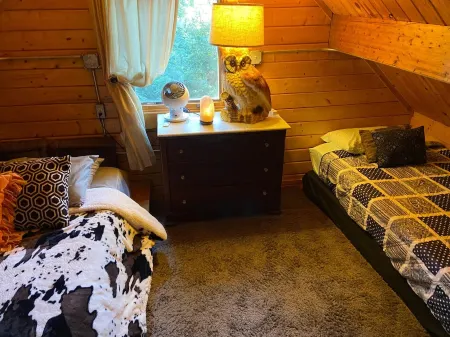 Cabin In the Trees In historic Jim Thorpe, on the side of Flagstaff Mountain Отели рядом с достопримечательностью «Mauch Chunk Museum & Cultural Center»