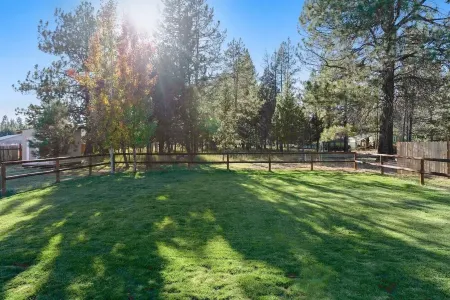 Swan Rd Getaway w/Hot Tub - Near Mt. Bachelor