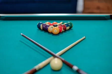 Hot Tub + Game Room Retreat – Sleeps 10 – Price Drop! Отели в г. Фэрвью