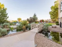 #1 BEST VIEWS! Huge, Luxury Contemporary Home + HEATED POOL Hotels in Rio Rancho