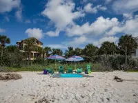 Private Beach Access Steps Away,  Pool, Outdoor Bar, 2 Golf Carts, 360 Views. 캡티바 호텔