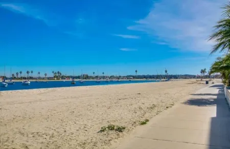 Barefoot Backhouse Beach Studio W/ Outdoor Patio & Air Conditioning Отели рядом с достопримечательностью «Ошен Дискавери Институт»