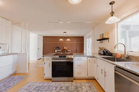 Sweet Retreat W/ 2 King Rooms - Pet & Family Friendly! Fenced in yard