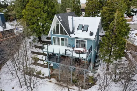 Starry Pines Chalet, Lake Views, Game Room, AC Отели в г. Лейк Арроухед