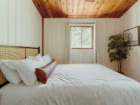 Chalet Rivière 2-bedroom cabin with AC and WiFi in Gold Bar Hotels in Baring