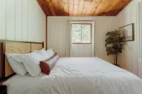 Chalet Rivière 2-bedroom cabin with AC and WiFi in Gold Bar