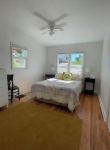 Come Stay at This Darling Cozy Cottage Right on the Creek.