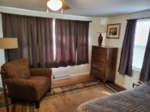 Park Place-Quaint home nestled between parks and lakes 奧爾尼酒店