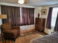 Park Place-Quaint home nestled between parks and lakes Hotels in Olney