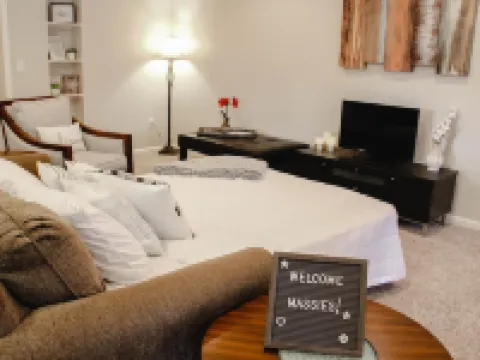 Roomy Apt. Downtown Floyd; Golden Maple Homestays Hotels in Floyd