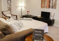 Roomy Apt. Downtown Floyd; Golden Maple Homestays