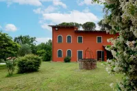 Charming Villa with private pool between Lucca and Florence Hotel a Altopascio