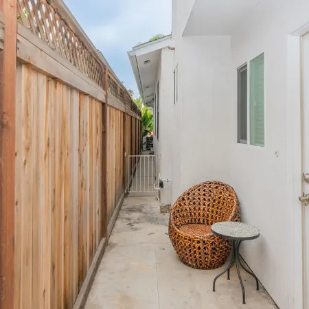 Cheerful 2 Bedroom Steps to the Sand