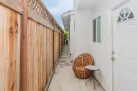 Cheerful 2 Bedroom Steps to the Sand فنادق في Seal Beach