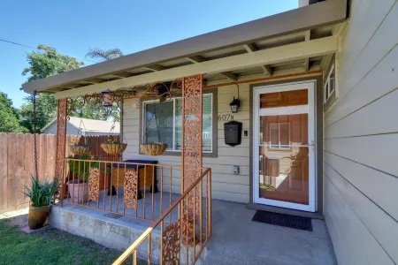 Near Downtown – Catch a Game, Soak in the Hot Tub & Explore Отели в г. Йоло