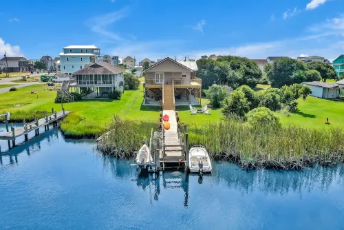 Sound Front Cottage- Sunsets, Private Dock & 2 Min Walk to Beach.