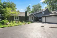 Spacious Lakefront Haven: Luxury Door County Retreat on Lake Michigan!