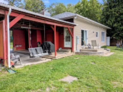 Lakefront Cottage: Amazing Mountain Views Directly on Lake Champlain Hotels in Alburgh