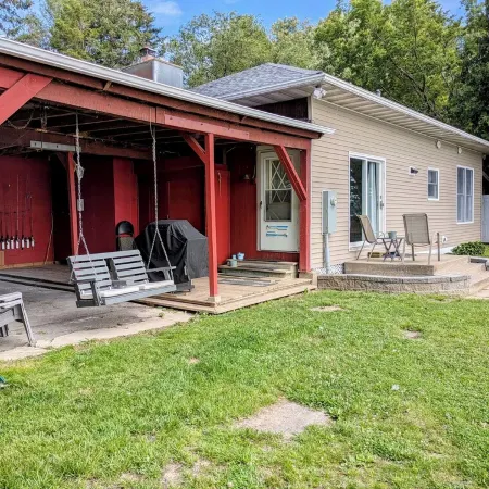 Lakefront Cottage: Amazing Mountain Views Directly on Lake Champlain
