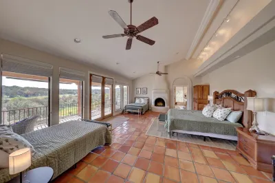 "The Cliff House" Riverfront with incredible views! Sleeps 18! Отели рядом с достопримечательностью «Кэмп Мистик Гвадалупе Ривер»