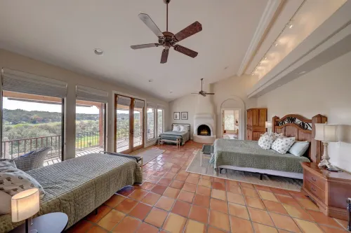 "The Cliff House" Riverfront with incredible views! Sleeps 18!