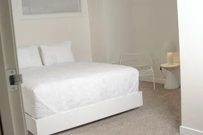 Minimalist Loft Walking Distance From Bars, Restaurants, and Venues Downtown.