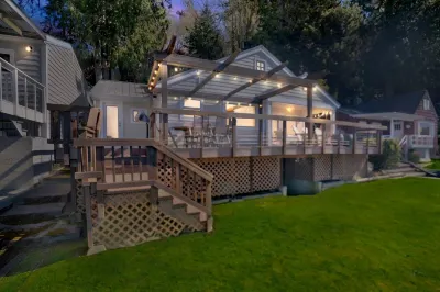 Sunset Shores: Waterfront Cottage on Vashon Island