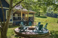 Charming Mtn Lodge, Fire Pit, Mtn View, WiFi, Grill, Treehouse, Close to Town!
