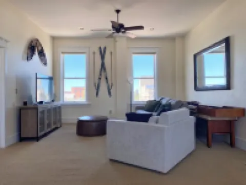 Luxury lofted 2-bedroom downtown condo in beautiful Red Lodge with WiFi, AC