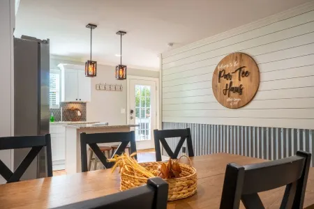 Hot-tub+Game Room+Screened In Back Deck with Fireplace+Walk to DT Helen