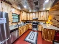 New Cabin just minutes from Sylamore Creek and close to town!