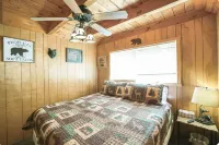 Hot Tub! Cozy beds sleeps 10, Wi-Fi, only 20 miles to West Yellowstone