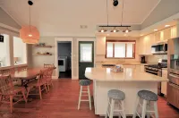 Romantic Historic Cottage in the Ozarks! Hotels in Ozark