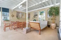 Hot tub, pool, bbq, game room near downtown