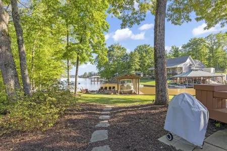 Beautiful Lakefront Getaway! Stunning Waterfront Views and Direct Lakefront.