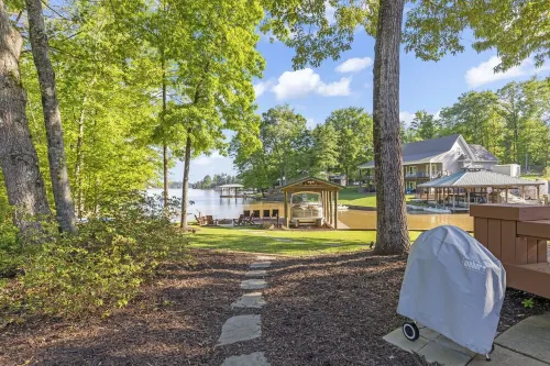 Beautiful Lakefront Getaway! Stunning Waterfront Views and Direct Lakefront.