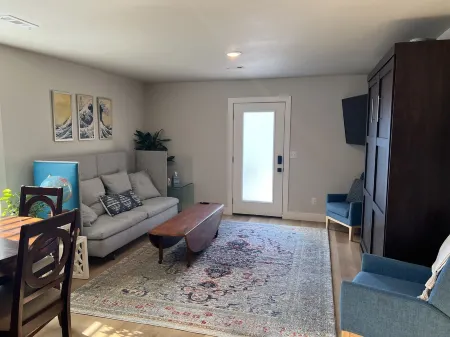 The Benton - Warmly decorated, cozy apartment in downtown Bentonville