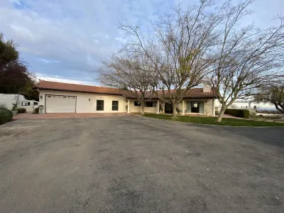 6 bed 3 bath house surrounded by 9 acres of vines w/pool, jacuzzi, & fire pit. Hotels in der Nähe von PARK STREET GALLERY