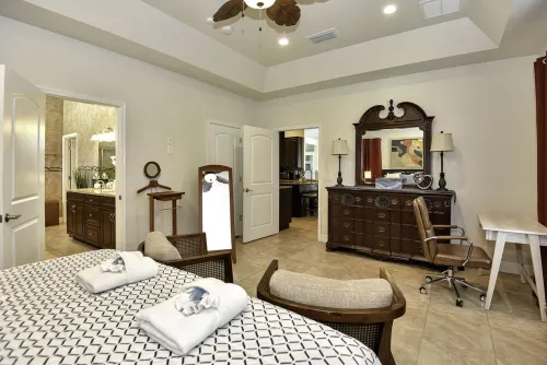 Luxury 5 Bed, 3 ba, Separate in-Law Suite, Htd Pool & Spa, Mins Walk to Beach