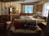 "THE ROUNDHOUSE" IN TOWN/360° LAKE & MTN VIEWS/2 DECKS/ SLED IN & OUT TO TRAILS